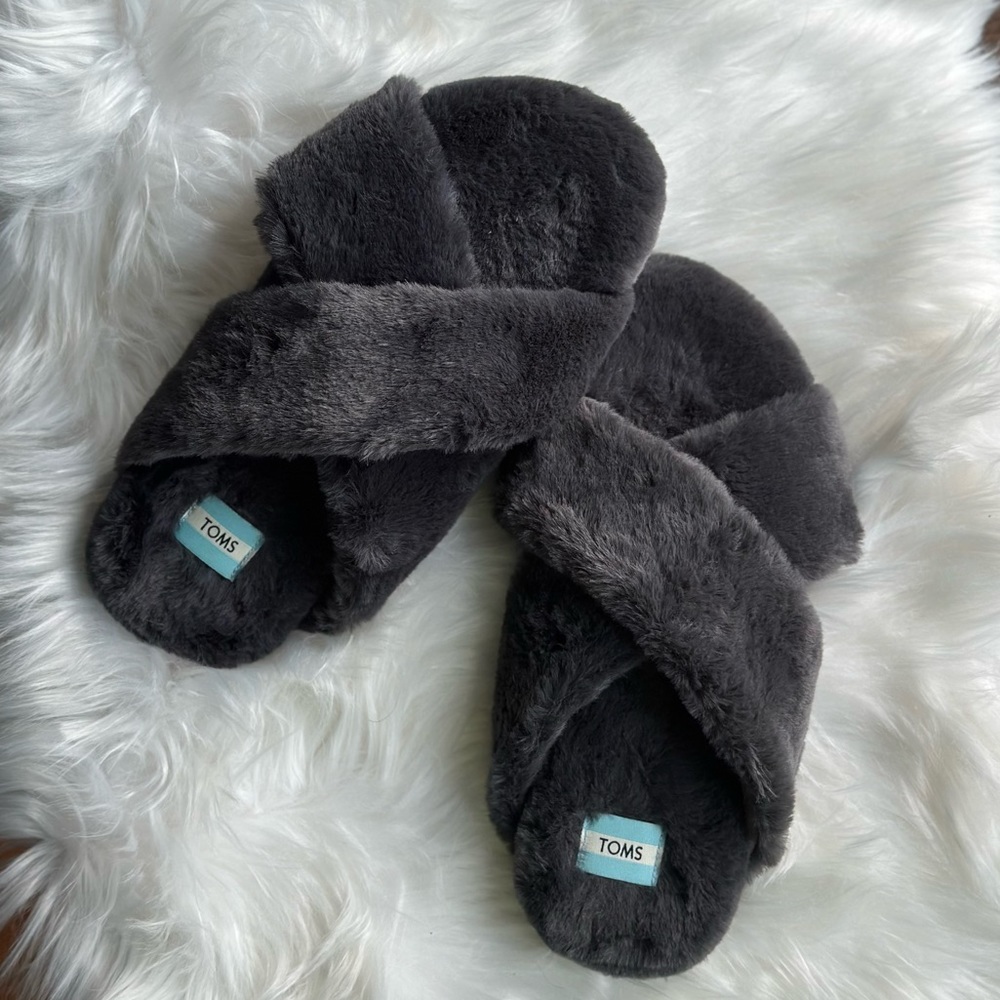 NWOT Tom’s Gray Faux Fur Slides